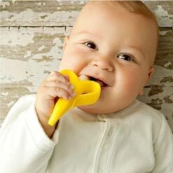 Baby Banaan Tandenborstel/bijtspeeltje – Geel - Baby Tandenborstel - Bij Doorkomende Tandjes - Tandvlees Massage - Babytandenborstel - Peuter Tandenborstel -Babyproducten Korting 1200x1200 714