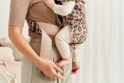 BabyBjörn Draagzak Mini - Cotton - Beige-Luipaard 13 BabyBjörn Draagzak Mini - Cotton - Beige-Luipaard -Babyproducten Korting 1200x800 59