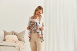 BabyBjörn Draagzak Mini - Cotton - Beige-Luipaard 14 BabyBjörn Draagzak Mini - Cotton - Beige-Luipaard -Babyproducten Korting 1200x800 60