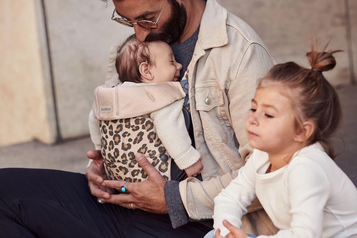 BabyBjörn Draagzak Mini - Cotton - Beige-Luipaard 10 BabyBjörn Draagzak Mini - Cotton - Beige-Luipaard - Afbeelding 8