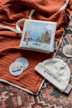 Zacht Babyboekje Amsterdam - 100% Katoen - Fairly Made - In Mooie Geschenkverpakking - Duurzaam En Origineel Kraamcadeau 19 Zacht Babyboekje Amsterdam - 100% Katoen - Fairly Made - In Mooie Geschenkverpakking - Duurzaam En Origineel Kraamcadeau -Babyproducten Korting 800x1200 113